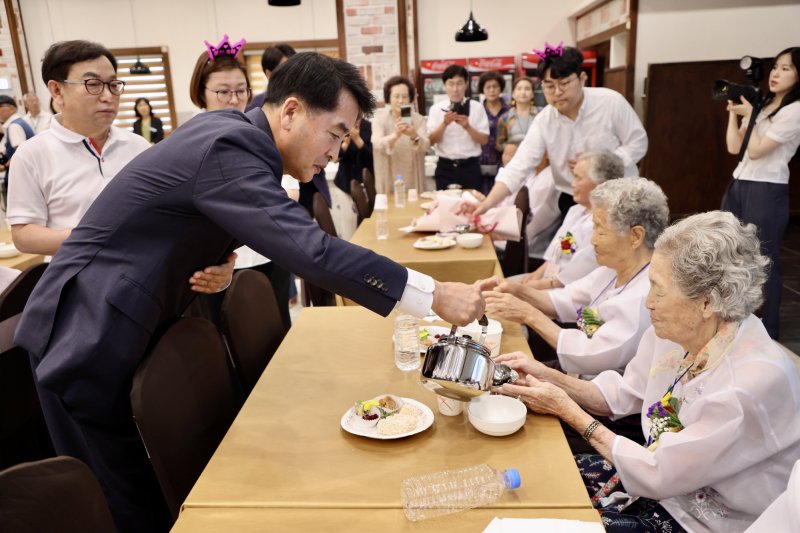 10일 최재형 보은군수가 어르신에게 헌수례하고 있다. (보은군 제공. 재판매 및 DB금지) /뉴스1