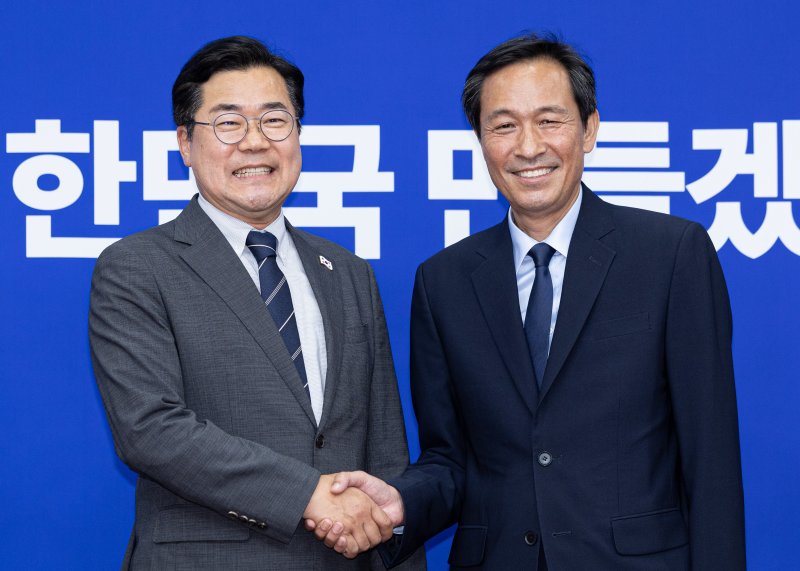 우상호 신임 대통령실 정무수석(오른쪽)이 10일 오후 서울 여의도 국회에서 박찬대 더불어민주당 대표 직무대행 겸 원내대표를 예방하고 있다. 2025.6.10/뉴스1 ⓒ News1 이재명 기자
