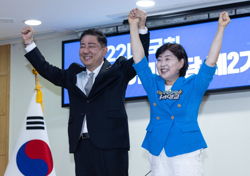 김병기·서영교 더불어민주당 원내대표 후보가 10일 오후 서울 여의도 국회 의원회관에서 열린 제22대 국회 민주당 제2기 원내대표 선출 합동토론회에서 포토타임을 갖고 있다. 2025.6.10/뉴스1 ⓒ News1 이재명 기자