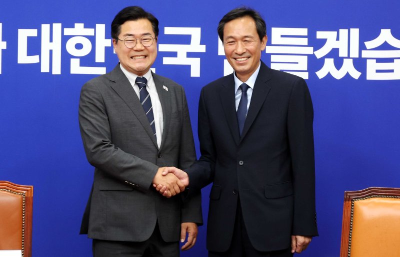 [서울=뉴시스] 조성봉 기자= 박찬대 더불어민주당 당대표 직무대행 겸 원내대표가 10일 서울 여의도 국회에서 우상호 대통령실 정무수석을 접견하며 악수하고 있다. 2025.06.10. suncho21@newsis.com