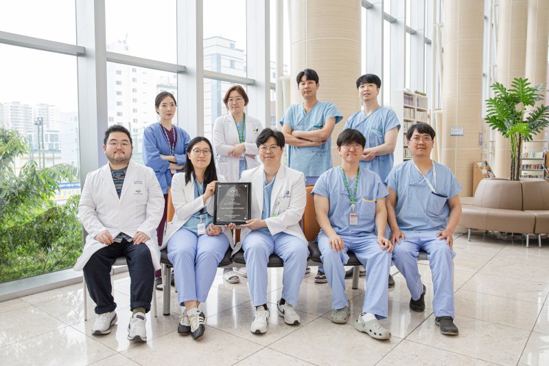 [부산=뉴시스] 부산대병원 ECMO팀이 세계에크모학회(ELSO) 플래티넘 센터 인증을 기념해 병원에서 단체 사진을 촬영하고 있다. (사진=부산대병원 제공) 2025.06.10. photo@newsis.com *재판매 및 DB 금지