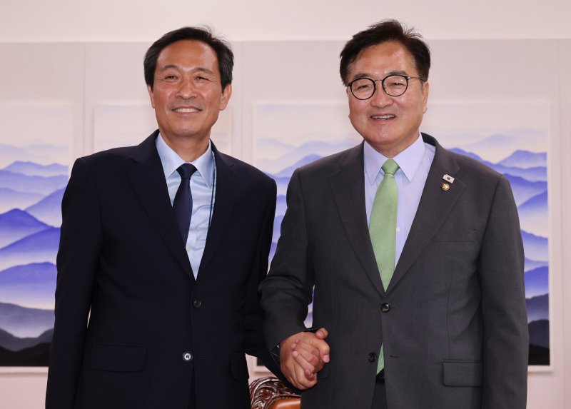 [서울=뉴시스] 조성우 기자 = 우원식(오른쪽) 국회의장이 10일 오후 서울 여의도 국회에서 우상호 대통령실 정무수석을 접견하며 기념촬영하고 있다. 2025.06.10. xconfind@newsis.com