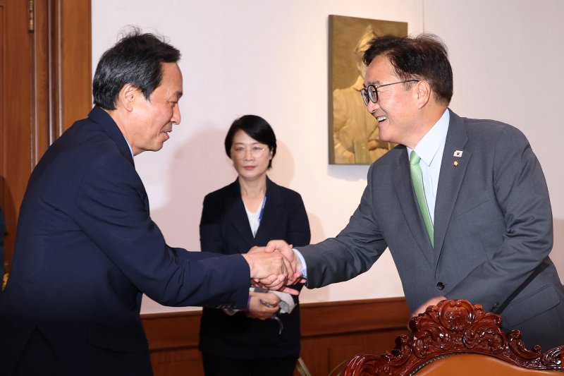 [서울=뉴시스] 조성우 기자 = 우원식(오른쪽) 국회의장이 10일 오후 서울 여의도 국회에서 우상호 대통령실 정무수석을 접견하고 있다. 2025.06.10. xconfind@newsis.com