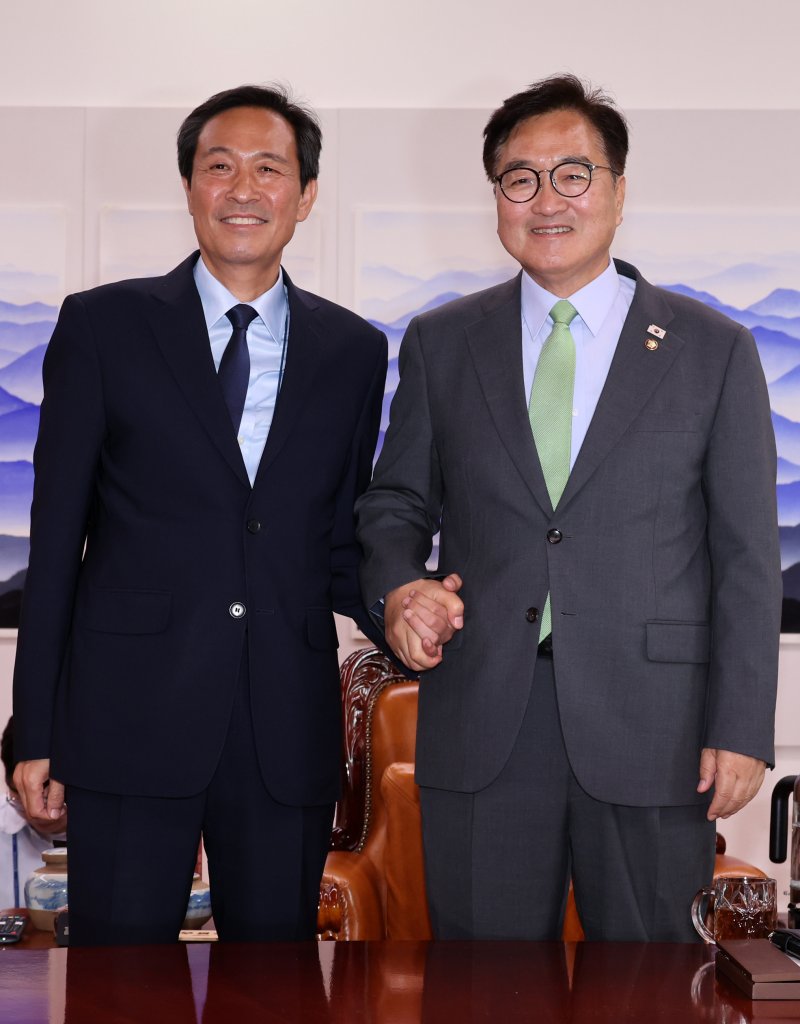 [서울=뉴시스] 조성우 기자 = 우원식(오른쪽) 국회의장이 10일 오후 서울 여의도 국회에서 우상호 대통령실 정무수석을 접견하며 기념촬영하고 있다. 2025.06.10. xconfind@newsis.com