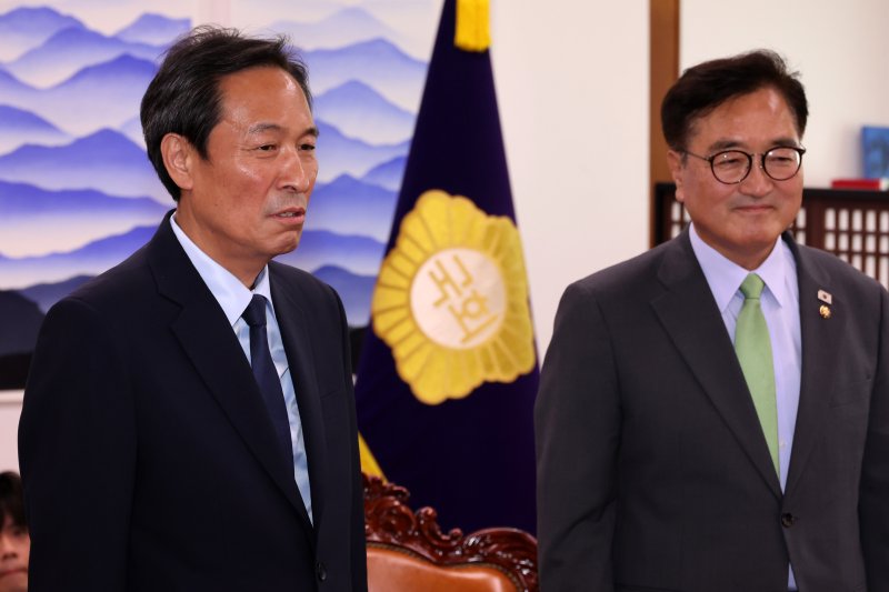 [서울=뉴시스] 조성우 기자 = 우상호(왼쪽) 대통령실 정무수석이 10일 오후 서울 여의도 국회에서 우원식 국회의장을 예방해 발언하고 있다. 2025.06.10. xconfind@newsis.com