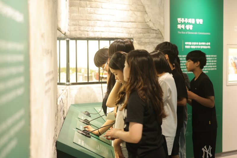 대한민국민주주의전당에서 체험 활동하는 초등학생들 (출처=연합뉴스)