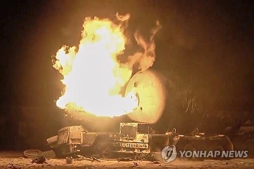 사진은 미군 공습으로 불 난 예멘 라스 이사 항구 (출처=연합뉴스)