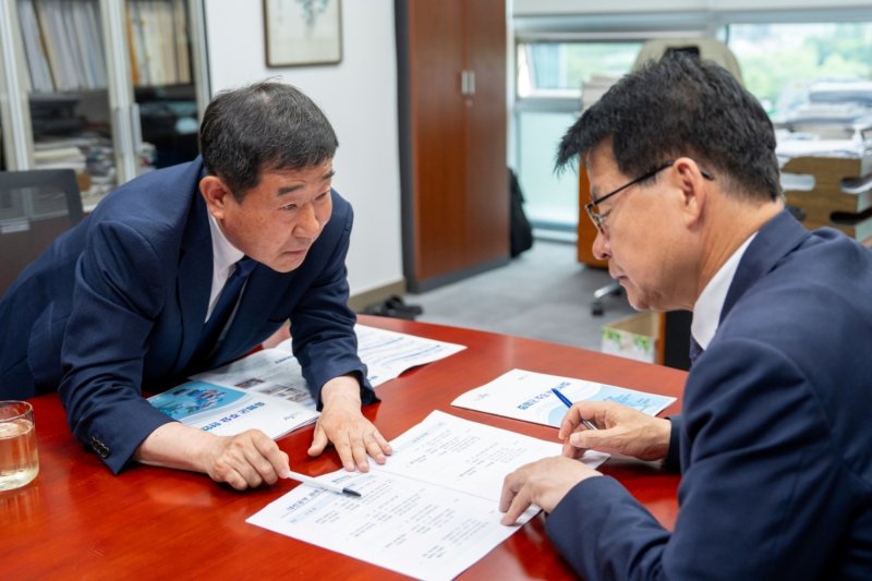 10일 이재영 증평군수가 국회를 찾아 임호선 의원에게 지역 현안과 관련한 국비 확보 지원을 요청하고 있다.(증평군 제공, 재판매 및 DB금지)/뉴스1
