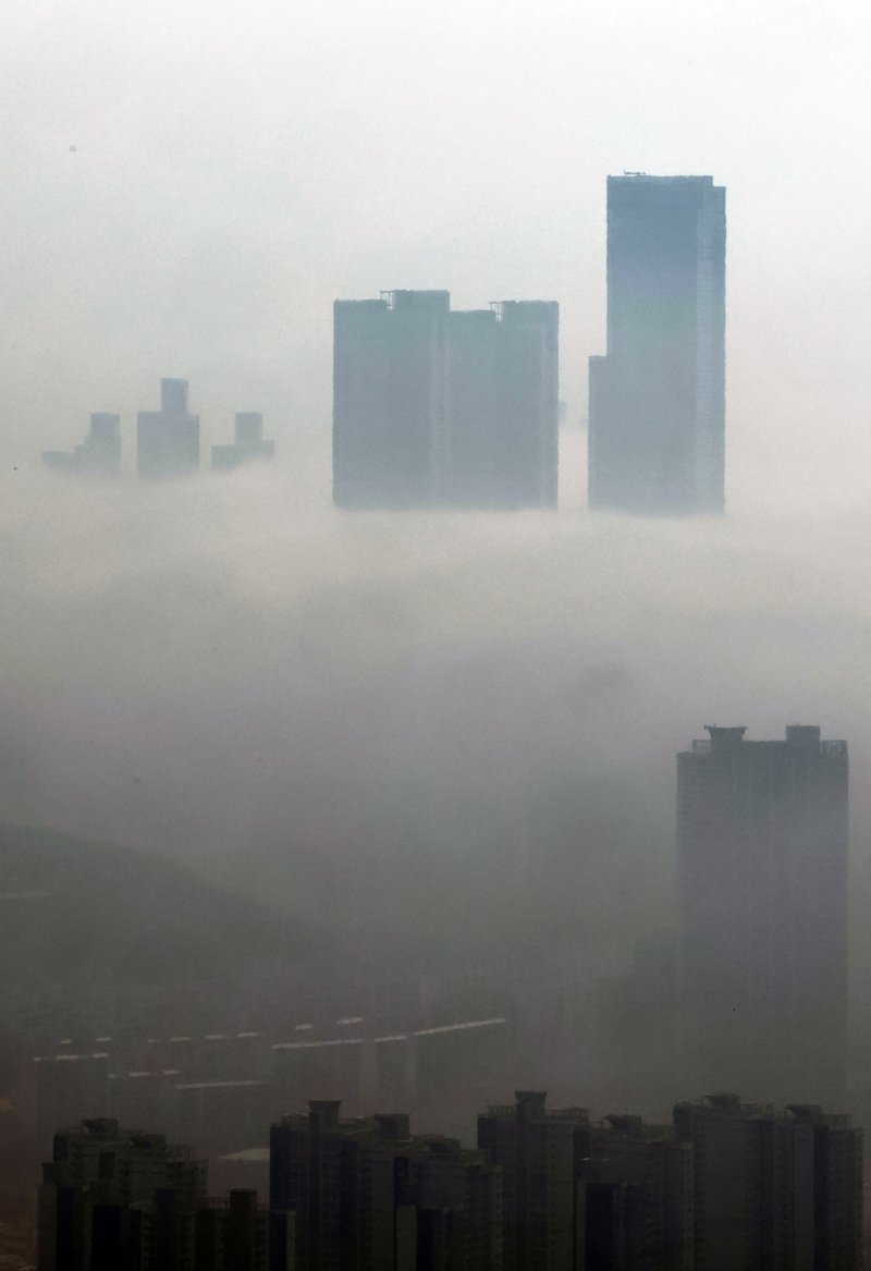 [부산=뉴시스] 하경민 기자 = 전국에 무더위가 이어진 10일 부산 해운대구 일대 초고층 건물들이 해무로 뒤덮여 장관을 연출하고 있다. 2025.06.10. yulnetphoto@newsis.com