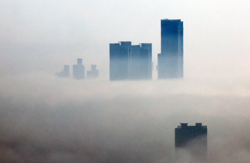[부산=뉴시스] 하경민 기자 = 전국에 무더위가 이어진 10일 부산 해운대구 일대 초고층 건물들이 해무로 뒤덮여 장관을 연출하고 있다. 2025.06.10. yulnetphoto@newsis.com