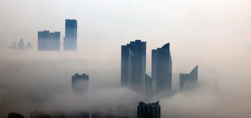 [부산=뉴시스] 하경민 기자 = 전국에 무더위가 이어진 10일 부산 해운대구 일대 초고층 건물들이 해무로 뒤덮여 장관을 연출하고 있다. 2025.06.10. yulnetphoto@newsis.com