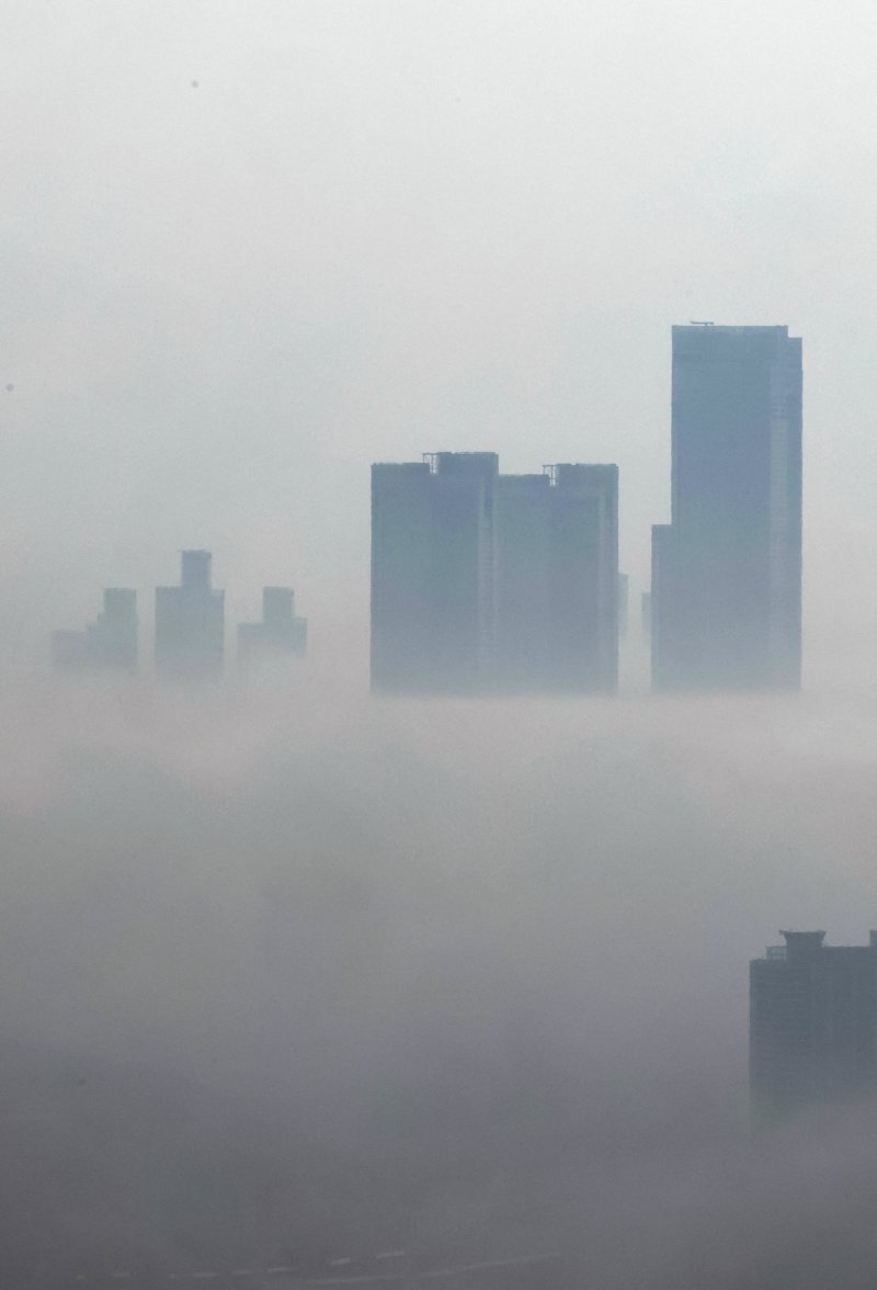 [부산=뉴시스] 하경민 기자 = 전국에 무더위가 이어진 10일 부산 해운대구 일대 초고층 건물들이 해무로 뒤덮여 장관을 연출하고 있다. 2025.06.10. yulnetphoto@newsis.com