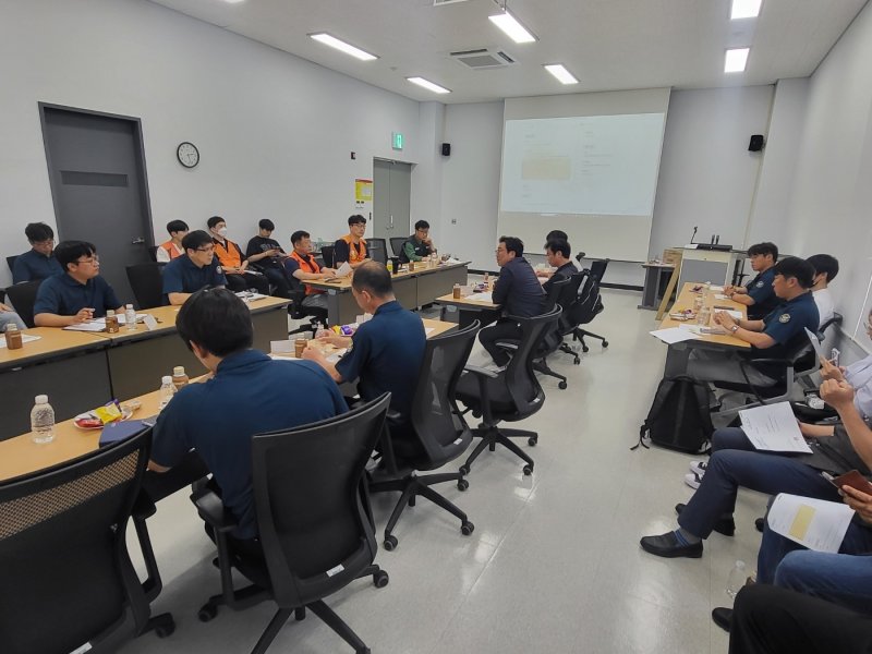 항보연이 10일 울산항 5부두 신축경비동 회의실에서 회의를 하고 있다. (항보연 제공. 재판매 및 DB 금지)
