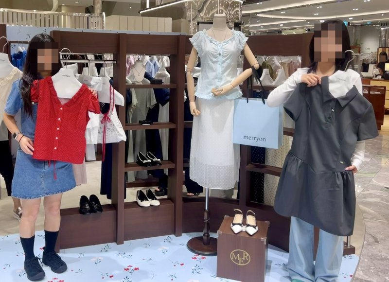 신세계백화점 센텀시티 관계자들이 의류 브랜드 메리온의 옷들을 소개하고 있다.(신세계 센텀시티 제공. 재판매 및 DB 금지)