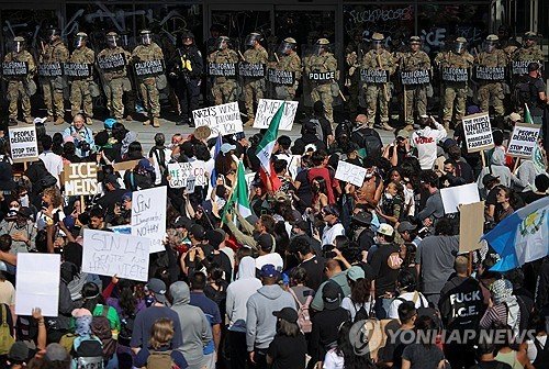 불법이민 단속에 항의하는 시위대 (출처=연합뉴스)