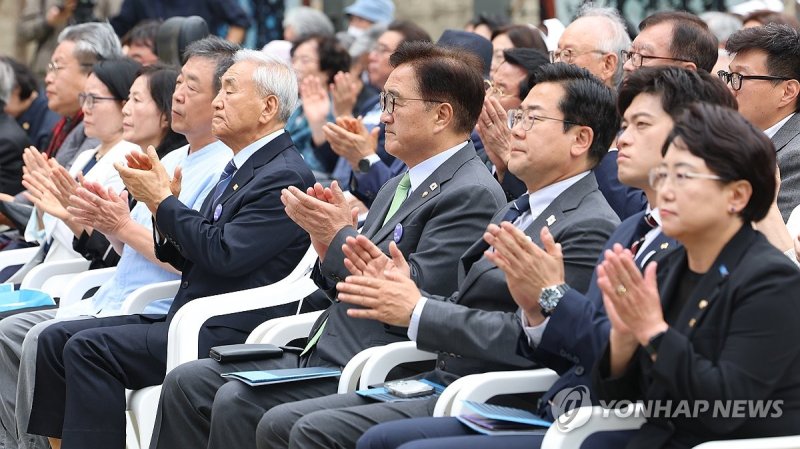 제38주년 6·10민주항쟁 기념식, 대통령 기념사에 박수치는 참석자들 (출처=연합뉴스)