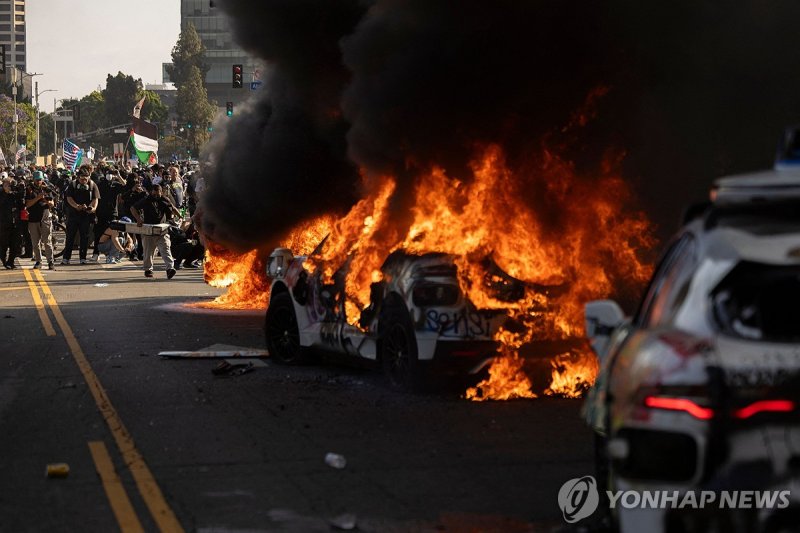 지난 8일 LA 도심 시위 현장에서 불에 타는 자율주행차 '웨이모' 차량 (출처=연합뉴스)