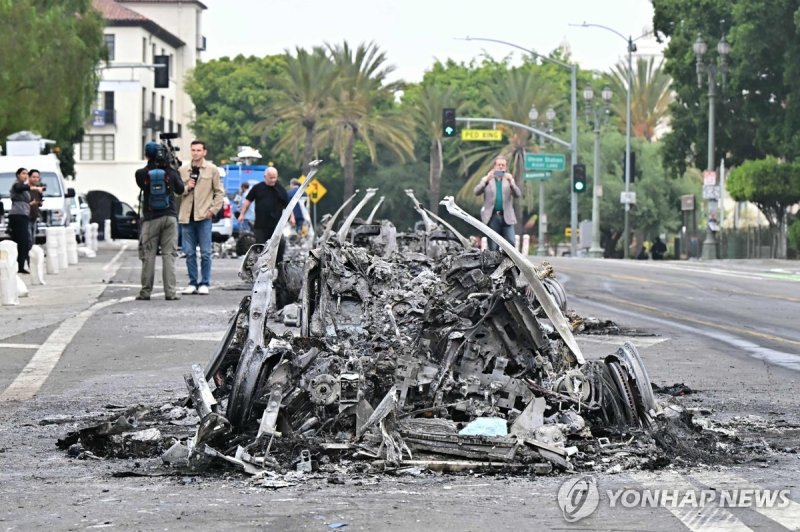 9일 오전 LA 도심에서 웨이모 차량이 불에 타 재만 남은 모습 (출처=연합뉴스)