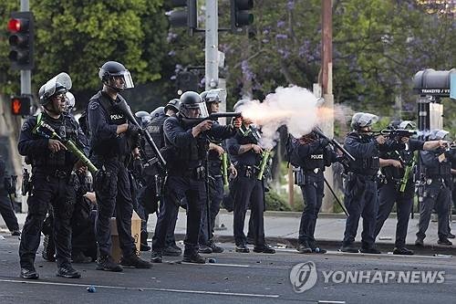 8일 LA시위에 대응하는 경찰들 (출처=연합뉴스)