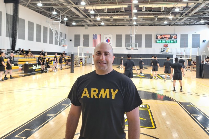 [대구=뉴시스] 이상제 기자 = 한미친선주간행사가 열리고 있는 10일 대구 미군 부대 캠프워커 내 체육관에서 한미 장병들이 배구 경기를 하고 있다. 조셉 트러클리 중사. 2025.06.10. king@newsis.com *재판매 및 DB 금지