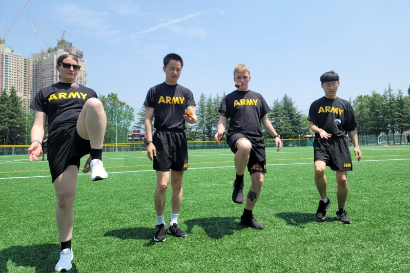[대구=뉴시스] 이상제 기자 = 한미친선주간행사가 열리고 있는 10일 대구 미군 부대 캠프워커 내 캘리필드에서 한미 장병들이 제기차기를 하고 있다. 2025.06.10. king@newsis.com *재판매 및 DB 금지