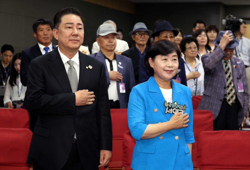 [서울=뉴시스] 조성봉 기자= 김병기, 서영교 더불어민주당 원내대표 후보가 10일 오후 서울 여의도 국회 의원회관 소회의실에서 열린 민주당 2기 원내대표 후보 합동토론회에서 국민의례를 하고 있다. 2025.06.10. suncho21@newsis.com