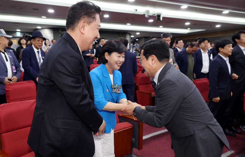 [서울=뉴시스] 조성봉 기자= 박찬대 더불어민주당 당대표직무대행 겸 원내대표가 10일 오후 서울 여의도 국회 의원회관 소회의실에서 열린 민주당 2기 원내대표 후보 합동토론회에서 김병기, 서영교 후보와 인사를 하고 있다. 2025.06.10. suncho21@newsis.com