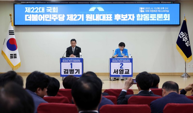 [서울=뉴시스] 조성봉 기자= 김병기, 서영교 더불어민주당 원내대표 후보가 10일 오후 서울 여의도 국회 의원회관 소회의실에서 열린 민주당 2기 원내대표 후보 합동토론회에서 토론 준비를 하고 있다. 2025.06.10. suncho21@newsis.com