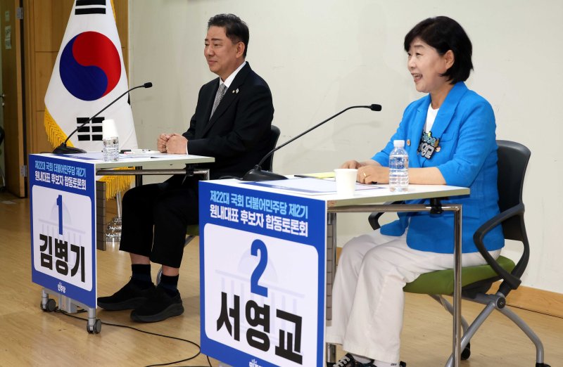 [서울=뉴시스] 조성봉 기자= 서영교 더불어민주당 원내대표 후보가 10일 오후 서울 여의도 국회 의원회관 소회의실에서 열린 민주당 2기 원내대표 후보 합동토론회에서 발언을 하고 있다. 왼쪽은 김병기 후보. 2025.06.10. suncho21@newsis.com