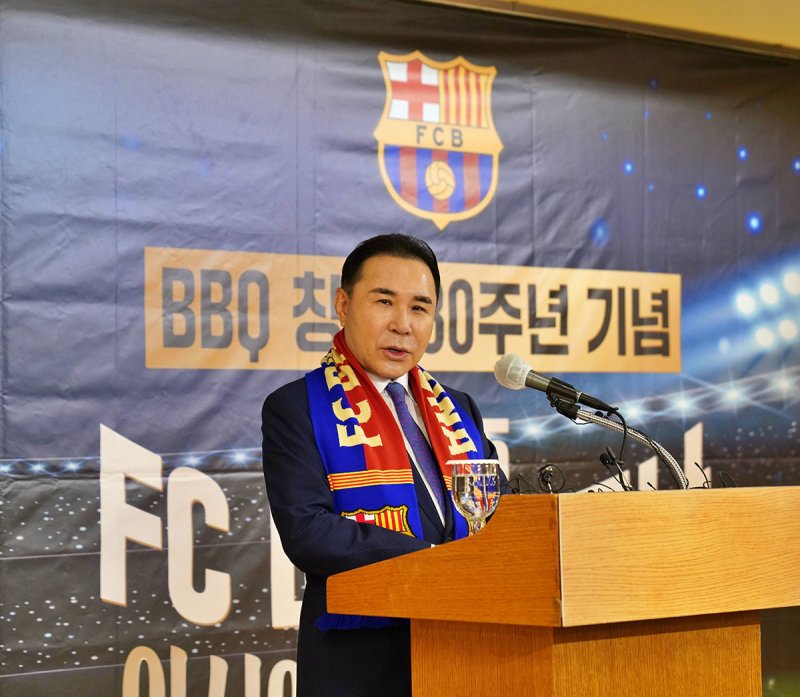 [서울=뉴시스] 윤홍근 제너시스BBQ 그룹 윤홍근 회장이 2025 FC바르셀로나 아시아투어 서울 매치 후원을 기자간담회를 통해 발표하고 있다. (사진=제너시스BBQ) 2025.06.10. photo@newsis.com *재판매 및 DB 금지