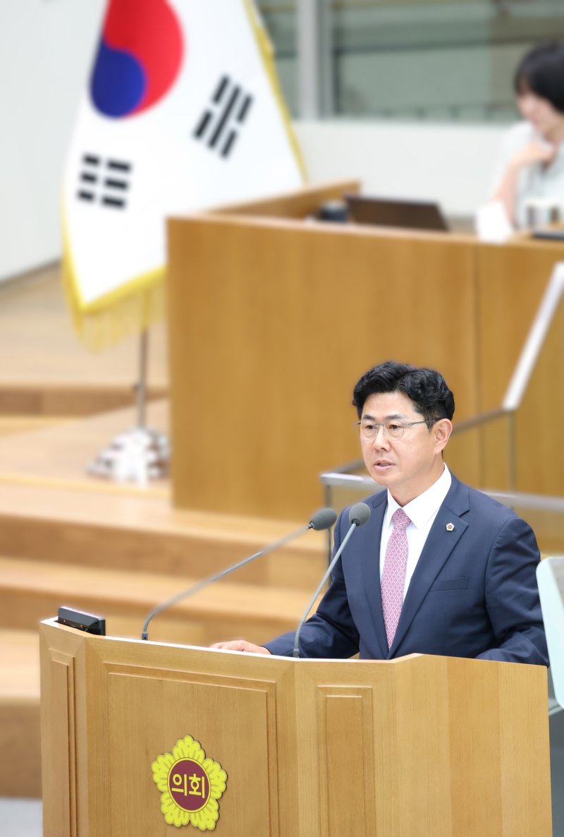 [수원=뉴시스] 윤충식 경기도의회 의원이 10일 제384회 정례회 제1차 본회의 5분자유발언을 통해 경기도 AI국의 조직 쇄신을 촉구하고 있다. (사진=경기도 제공) 2025.06.10. photo@newsis.com *재판매 및 DB 금지