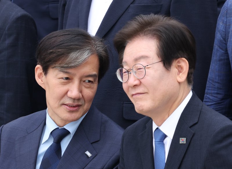 [서울=뉴시스] 고승민 기자 = 이재명 더불어민주당 대표와 조국 조국혁신당 대표가 지난해 9월2일 서울 여의도 국회에서 제22대 국회 개원식 겸 제418회 국회(정기회) 개회식을 마친 뒤 가진 기념촬영 전 대화하고 있다. 2024.09.02. kkssmm99@newsis.com