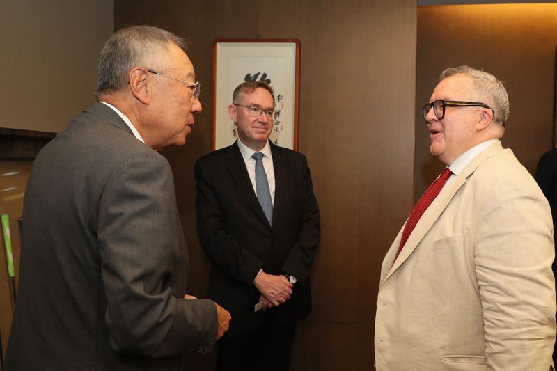 류진 한국경제인협회 회장(왼쪽)이 10일 서울 충정로 풍산빌딩을 방문한 영국 무역특사 왓슨경과 인사를 나누고 있다. 양측은 이날 양국 경제협력 방안에 대해 논의했다. 왼쪽부터 류진 회장, 콜린 크룩스 주한영국대사, 영국 무역특사 왓슨경. 한국경제인협회 제공