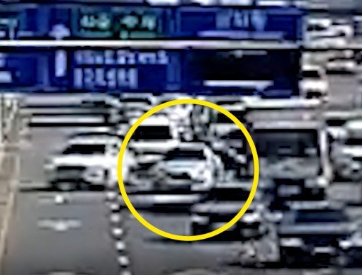 지난 3월 31일 오전 A 씨 차량이 성남시 토토 바카라구 정자동 편도 6차선 도로 5차로에 오랜 시간 정차하고 있는 모습. (경기남부경찰청 제공. 재판매 및 DB 금지) 2025.6.10/뉴스1