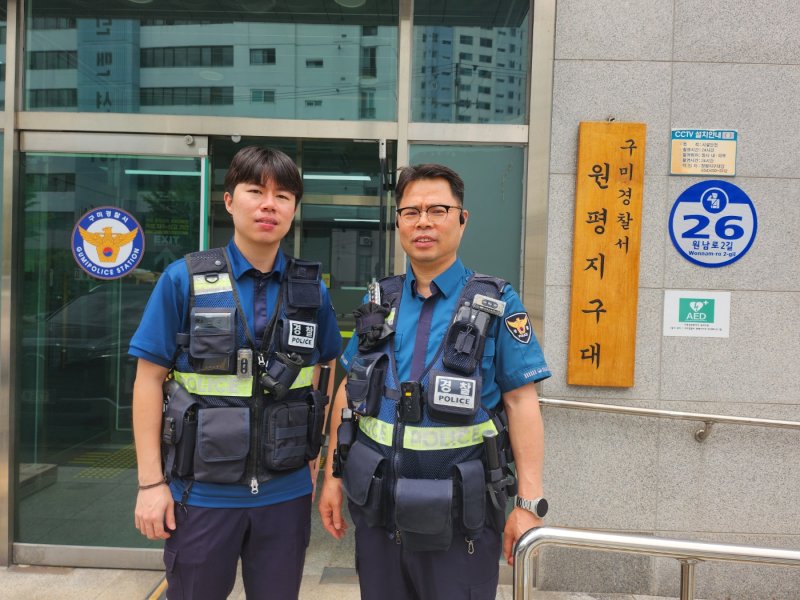[구미=뉴시스] 박홍식 기자 = 질식사 직전의 시민을 살린 최지훈(왼쪽) 순경과 배성범 경감. 2025.06.10 phs6431@newsis.com *재판매 및 DB 금지