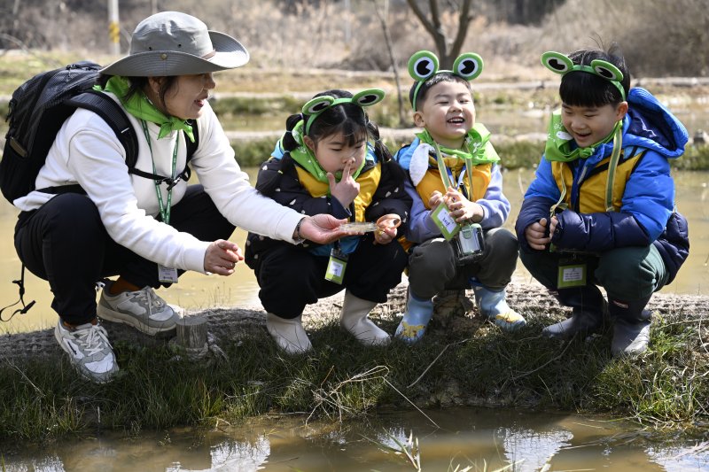 [광주=뉴시스] 박기웅 기자=20일 '람사르습지 등록 기원 탐사대'에 참여한 아이들이 광주 북구 평두메습지에서 올챙이와 개구리를 찾아보며 즐거워하고 있다. 광주 북구는 평두메습지가 국내 26번째 람사르습지로 등록될 수 있도록 다양한 활동을 추진 중이다. 2024.03.20. pboxer@newsis.com