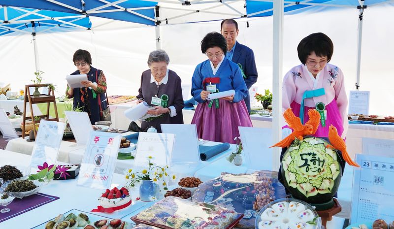 (사)한국차문화협회는 오는 14일 인천 가천대 메디컬캠퍼스에서 ‘제45회 차의 날 기념 제36회 전국 차인 큰잔치’ 행사를 개최한다. 사진은 지난해 행사 중 차 음식 경연대회 심사 모습. 한국차문화협회 제공.
