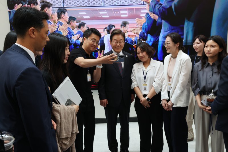 [서울=뉴시스] 고범준 기자 = 이재명 대통령이 10일 서울 용산구 대통령실 청사에서 취재진들과 사진을 찍고 있다. 2025.06.10. bjko@newsis.com