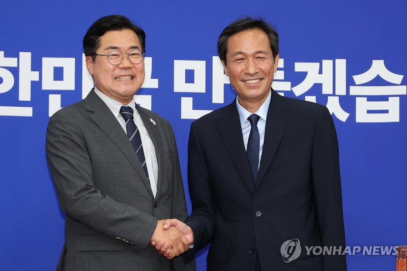박찬대 대표 직무대행 예방한 우상호 정무수석 (출처=연합뉴스)