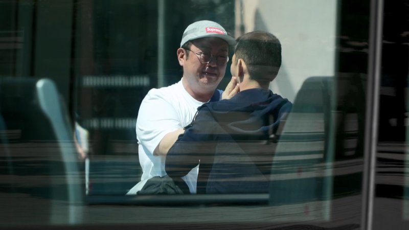 [서울=뉴시스] 10일 오후 10시 방송되는 TV조선 예능물 '아빠하고 나하고'에서 배우 겸 무속인 이건주가 프랑스로 입양 간 친동생과 만나는 모습이 그려진다. (사진=TV조선 '아빠하고 나하고' 제공) 2025.06.10. photo@newsis.com *재판매 및 DB 금지
