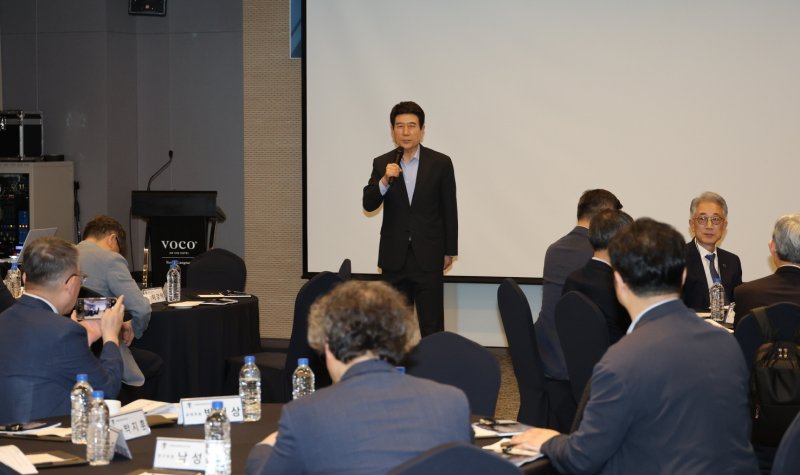[포항=뉴시스] 송종욱 기자 = 이강덕 경북 포항시장이 10일 보코 서울 강남 호텔에서 열린 '미래의료혁신연구회 제7회 정기세미나'에 참석해 지역 의료 혁신과 의사과학자 양성의 중요성을 강조했다. 사진은 새 정부 국정 과제에 '포스텍 의과대학 설립' 반영을 촉구하는 이강덕 포항시장의 모습. (사진=포항시 제공) 2025.06.10. photo@newsis.com