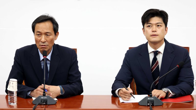 [서울=뉴시스] 조성봉 기자= 우상호 대통령실 정무수석이 10일 오후 서울 여의도 국회에서 김용태 국민의힘 비상대책위원장을 예방하고 있다. 2025.06.10. suncho21@newsis.com