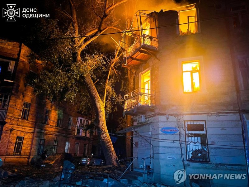 러시아 공습에 화재가 발생한 오데사 아파트 (출처=연합뉴스)
