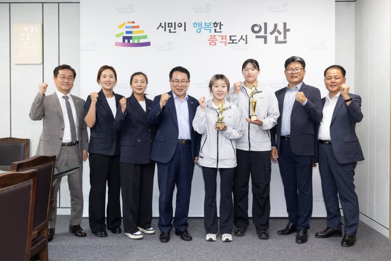 익산시가 각종 대회에서 메달을 휩쓴 익산시청 육상팀 소속 김태희 선수와 오혜원 선수에게 메달을 수여 했다.(익산시 제공. 재판매 및 DB 금지)