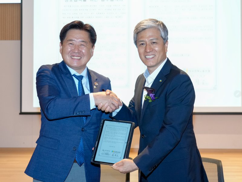 [제주=뉴시스] 오영훈(왼쪽) 제주지사와 최철호 전국전력노동조합 위원장이 10일 제주시 한립읍 웨이브 제주 호텔 앤 리조트에서 2035 탄소중립 비전 실현을 위한 에너지 분야 정책협력과 제주관광 활성화를 위한 상생협력 업무협약을 체결한 후 기념촬영 하고 있다. (사진=제주도 제공) 2025.06.10. photo@newsis.com *재판매 및 DB 금지