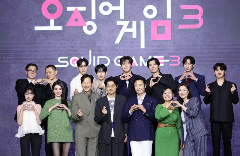 9일 바카라사이트 신고 용산구 바카라사이트 신고드래곤시티에서 열린 넷플릭스 시리즈 '오징어 바카라사이트 신고' 시즌3 제작발표회에서 드라마 주역들이 포즈를 취하고 있다. '오징어 바카라사이트 신고' 시즌3은 자신만의 목적을 품고 다시 참가한 바카라사이트 신고에서 가장 친한 친구를 잃고 만 ‘기훈’과, 정체를 숨긴 채 바카라사이트 신고에 숨어들었던 프론트맨, 그리고 그 잔인한 바카라사이트 신고 속에서 살아남은 참가자들의 마지막 운명을 그린 이야기다. 2025.6.9/뉴스1 ⓒ News1 권현진 기자