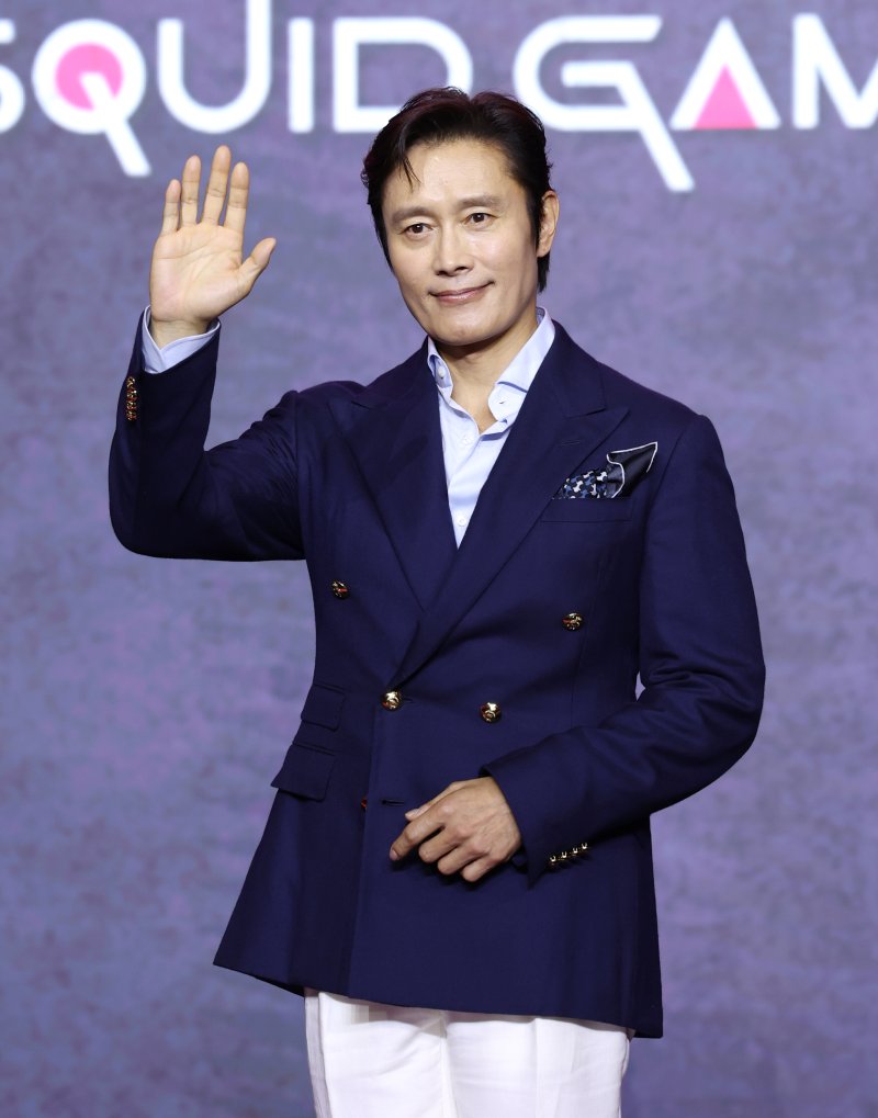 배우 이병헌이 9일 바카라사이트 신고 용산구 바카라사이트 신고드래곤시티에서 열린 넷플릭스 시리즈 '오징어 바카라사이트 신고' 시즌3 제작발표회에서 포즈를 취하고 있다. '오징어 바카라사이트 신고' 시즌3은 자신만의 목적을 품고 다시 참가한 바카라사이트 신고에서 가장 친한 친구를 잃고 만 ‘기훈’과, 정체를 숨긴 채 바카라사이트 신고에 숨어들었던 프론트맨, 그리고 그 잔인한 바카라사이트 신고 속에서 살아남은 참가자들의 마지막 운명을 그린 이야기다. 2025.6.9/뉴스1 ⓒ News1 권현진 기자