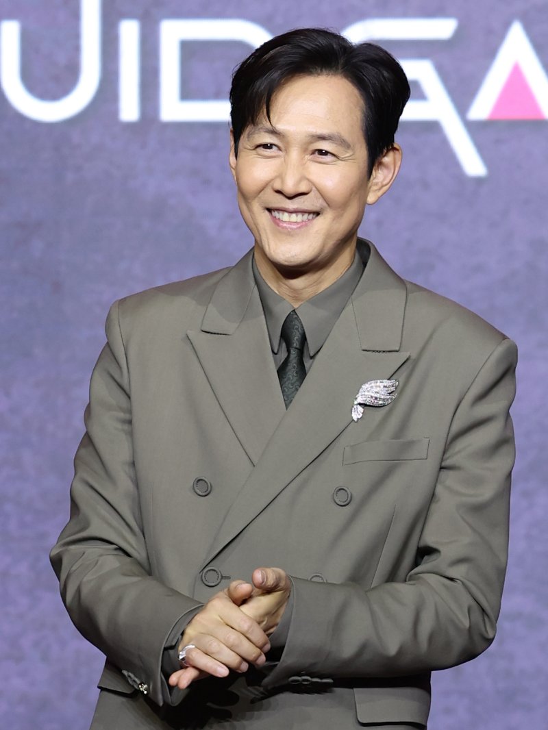 배우 이정재가 9일 바카라사이트 신고 용산구 바카라사이트 신고드래곤시티에서 열린 넷플릭스 시리즈 '오징어 바카라사이트 신고' 시즌3 제작발표회에서 포즈를 취하고 있다. '오징어 바카라사이트 신고' 시즌3은 자신만의 목적을 품고 다시 참가한 바카라사이트 신고에서 가장 친한 친구를 잃고 만 ‘기훈’과, 정체를 숨긴 채 바카라사이트 신고에 숨어들었던 프론트맨, 그리고 그 잔인한 바카라사이트 신고 속에서 살아남은 참가자들의 마지막 운명을 그린 이야기다. 2025.6.9/뉴스1 ⓒ News1 권현진 기자