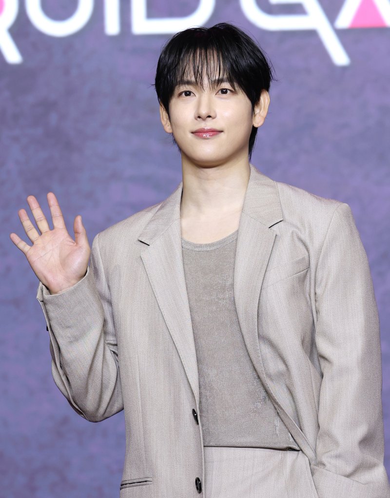 배우 임시완이 9일 바카라사이트 신고 용산구 바카라사이트 신고드래곤시티에서 열린 넷플릭스 시리즈 '오징어 바카라사이트 신고' 시즌3 제작발표회에서 포즈를 취하고 있다. '오징어 바카라사이트 신고' 시즌3은 자신만의 목적을 품고 다시 참가한 바카라사이트 신고에서 가장 친한 친구를 잃고 만 ‘기훈’과, 정체를 숨긴 채 바카라사이트 신고에 숨어들었던 프론트맨, 그리고 그 잔인한 바카라사이트 신고 속에서 살아남은 참가자들의 마지막 운명을 그린 이야기다. 2025.6.9/뉴스1 ⓒ News1 권현진 기자