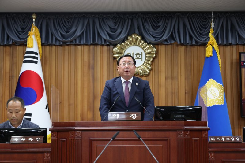 [울진=뉴시스] 안병철 기자 = 10일 경북 울진군의회에서 개최된 제285회 제1차 정례회에서 김정희 의장이 개회사를 하고 있다.(사진=울진군의회 제공) 2025.06.10. photo@newsis.com